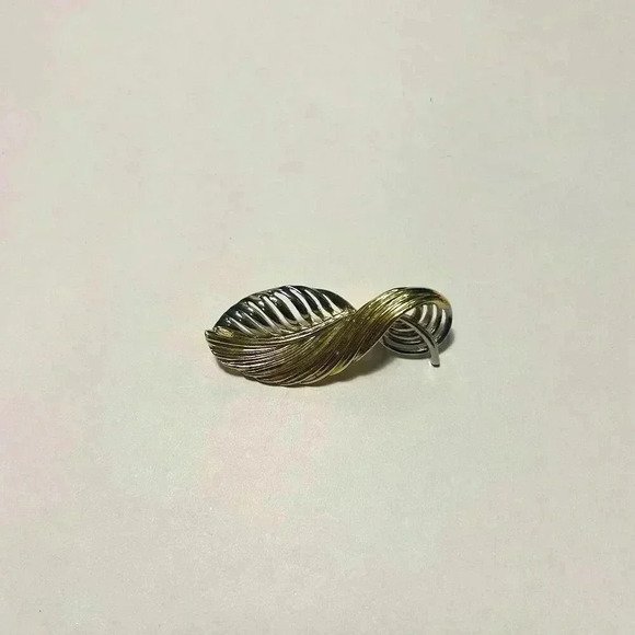 Vintage Gold Metal Leaf Brooch Pin - Picture 1 of 5